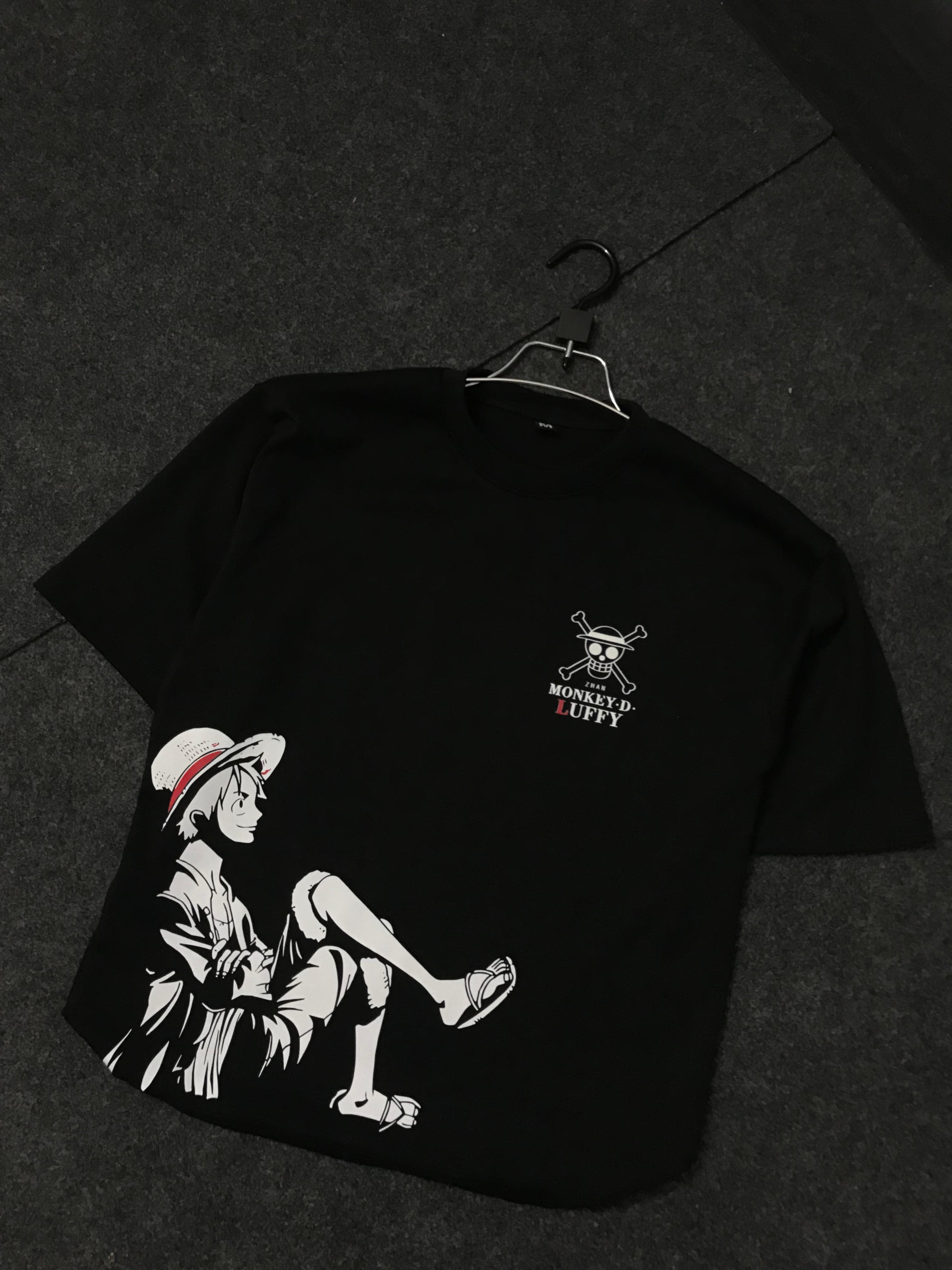 "Sitting Pirate King" – Monkey D. Luffy High-Contrast Black Tee